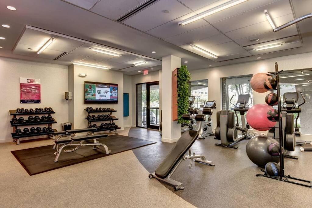 Elegant Apartment W Views At Crystal City Arlington Eksteriør billede