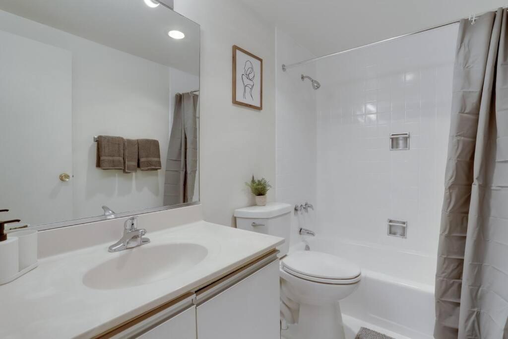 Elegant Apartment W Views At Crystal City Arlington Eksteriør billede