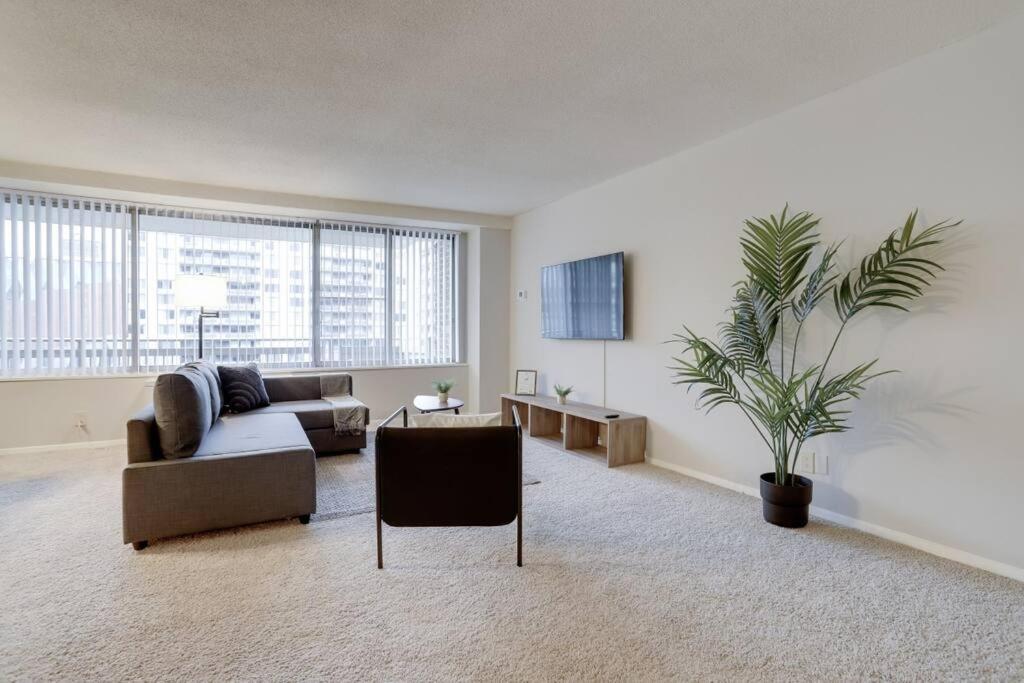 Elegant Apartment W Views At Crystal City Arlington Eksteriør billede