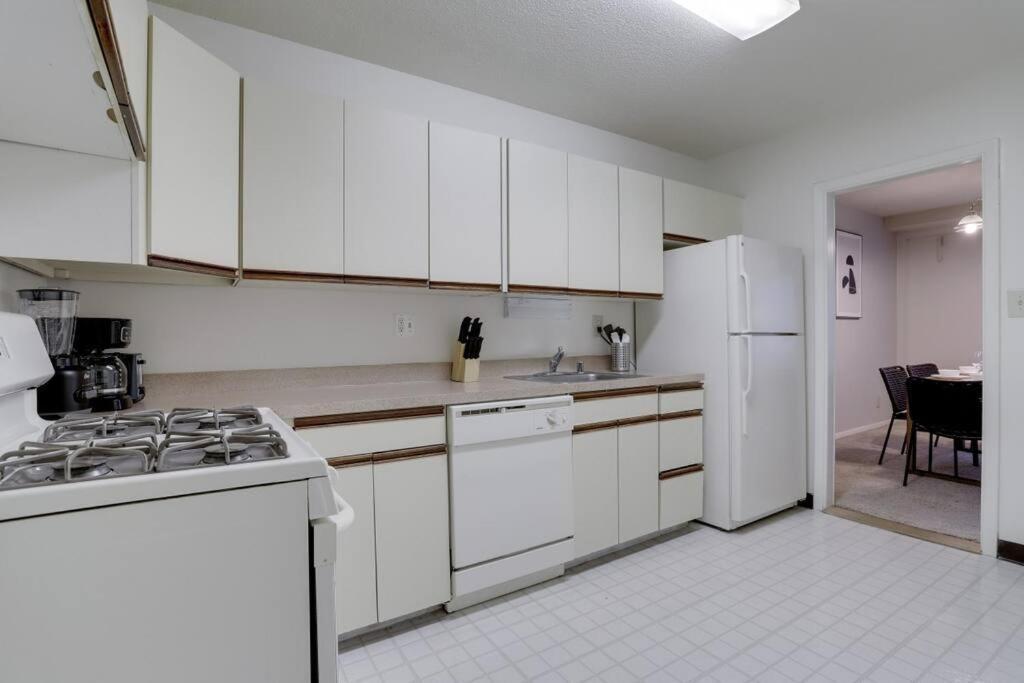Elegant Apartment W Views At Crystal City Arlington Eksteriør billede
