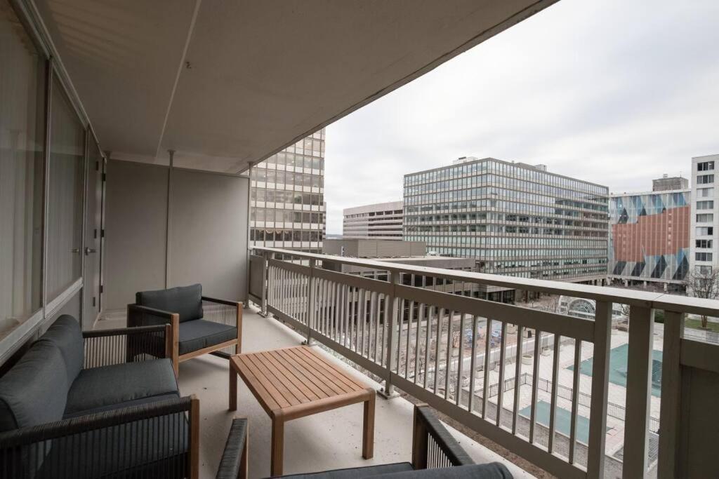 Elegant Apartment W Views At Crystal City Arlington Eksteriør billede