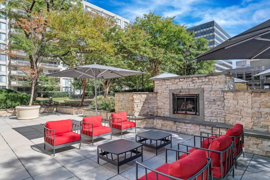 Elegant Apartment W Views At Crystal City Arlington Eksteriør billede