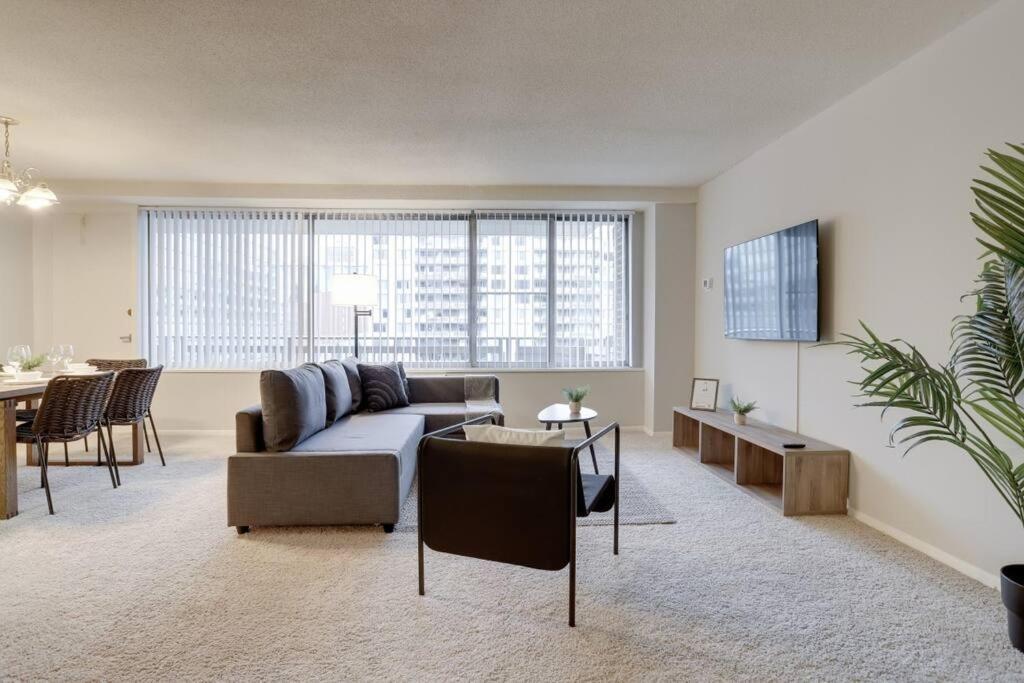 Elegant Apartment W Views At Crystal City Arlington Eksteriør billede