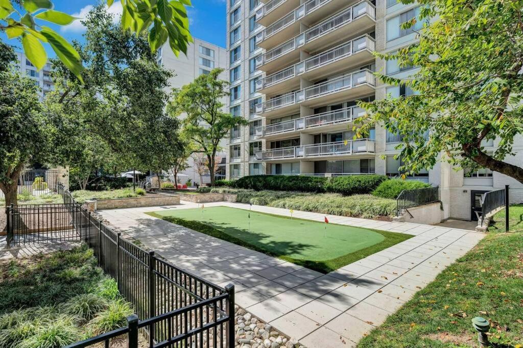 Elegant Apartment W Views At Crystal City Arlington Eksteriør billede