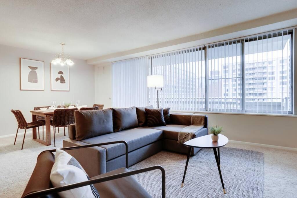 Elegant Apartment W Views At Crystal City Arlington Eksteriør billede