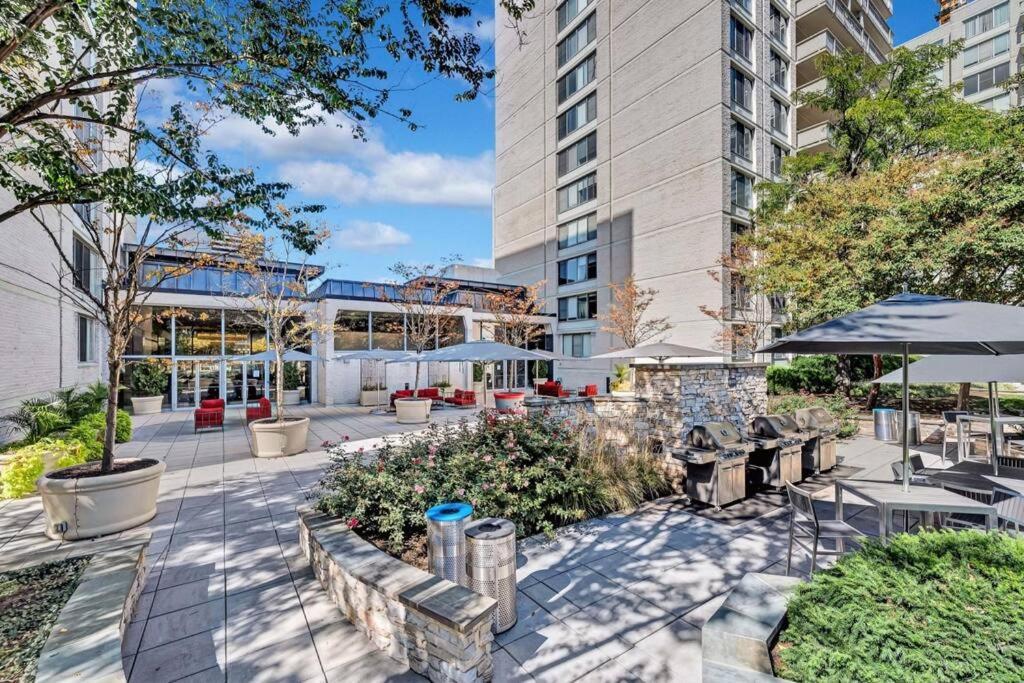 Elegant Apartment W Views At Crystal City Arlington Eksteriør billede